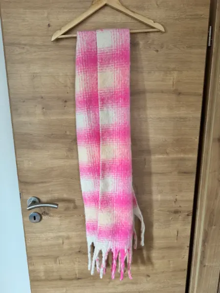 Dlouhá kostkovaná šála v růžové barvě