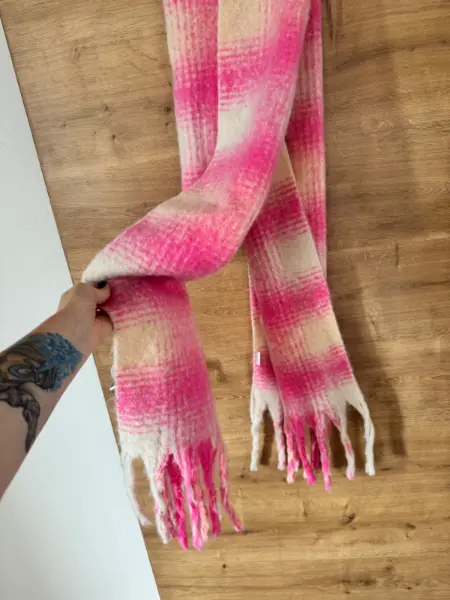 Dlouhá kostkovaná šála v růžové barvě 2
