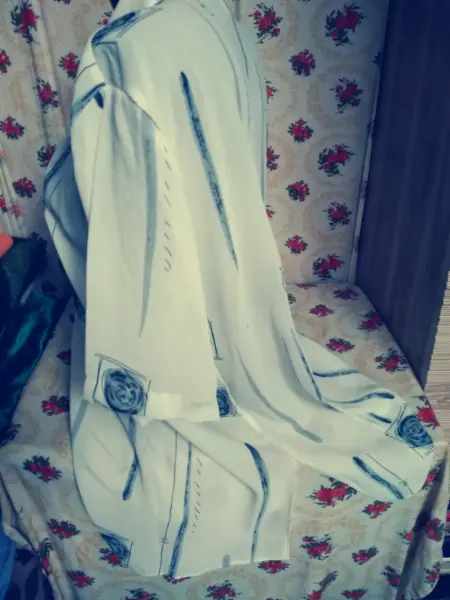 Dvě dlouhé košile-halenky, větší vel. 4