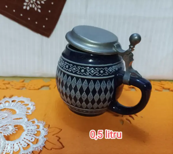 Keramický pivní korbel s víkem 0,5 l 3