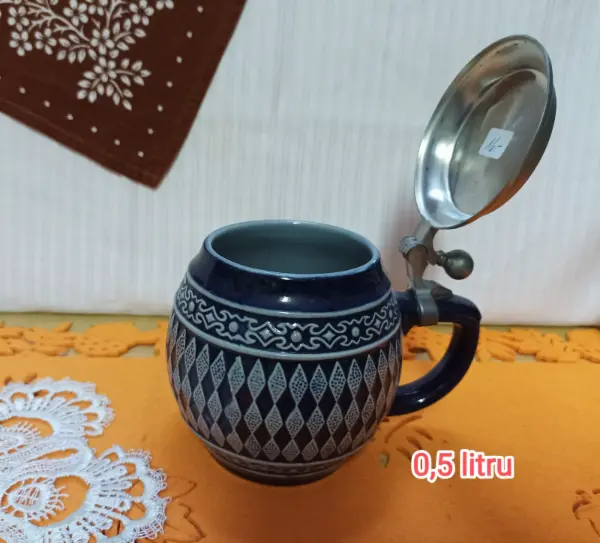 Keramický pivní korbel s víkem 0,5 l 2