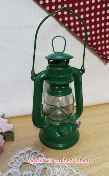 Zelená petrolejová lampa, výška 23 cm