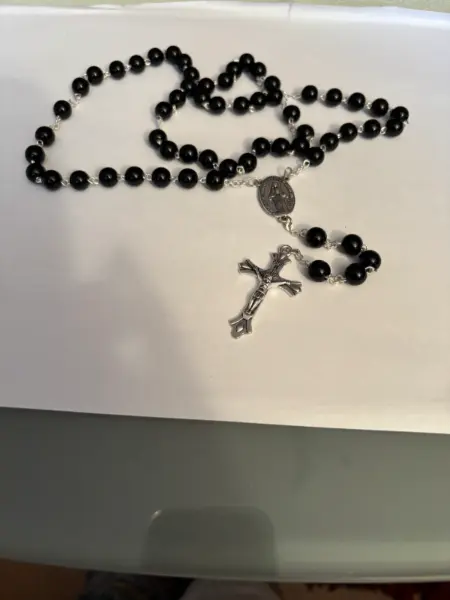Černý růženec s křížkem