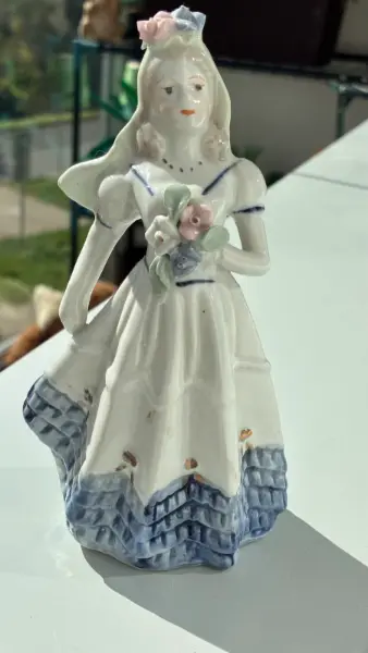Porcelánová figurka dámy v šatech
