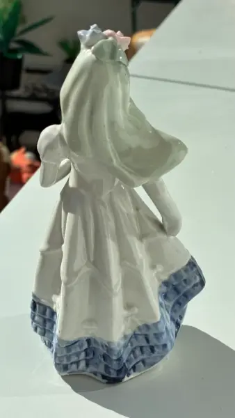 Porcelánová figurka dámy v šatech 2