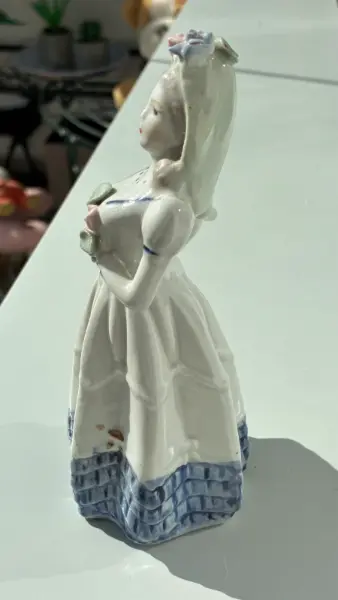 Porcelánová figurka dámy v šatech 4