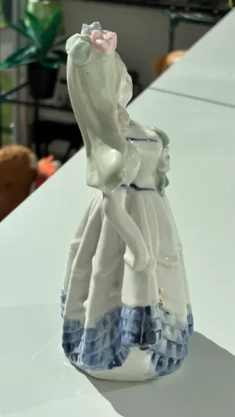 Porcelánová figurka dámy v šatech 3