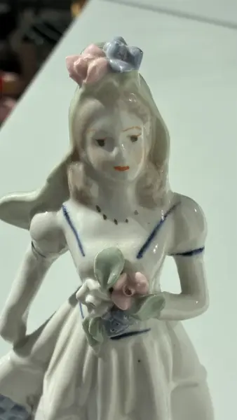 Porcelánová figurka dámy v šatech 6
