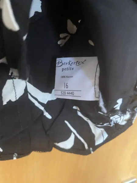 Dámská halenka Berkertex petite, černá s květinami, vel. 16 5