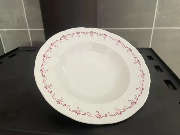 Bílý hluboký talíř s červeným ornamentem