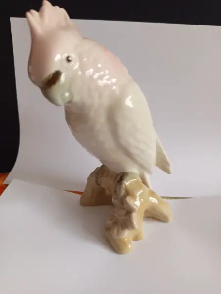 Porcelánový papoušek 