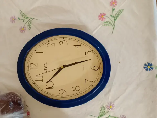 Nástěnné hodiny JVD s modrým rámem