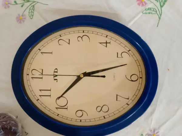 Nástěnné hodiny JVD s modrým rámem 2
