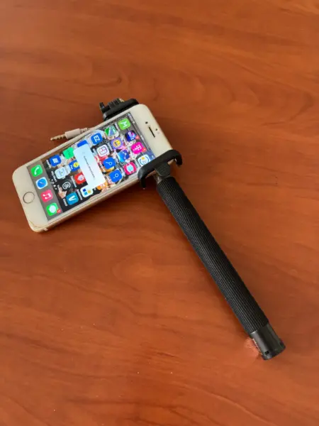 Selfie tyč s kabelem pro mobilní telefon