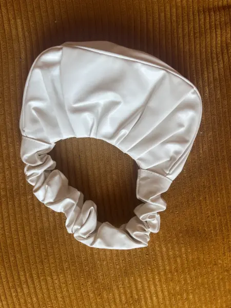 Elegantní bílá kabelka s řaseným uchem